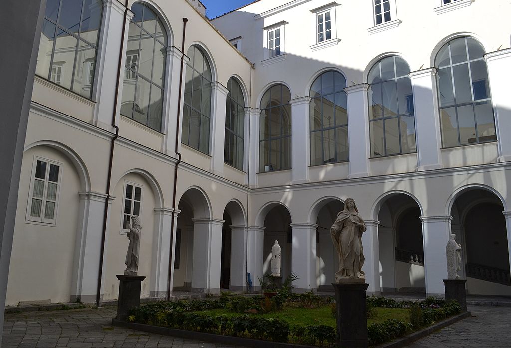 Chiostro delle statue in san domenico maggiore